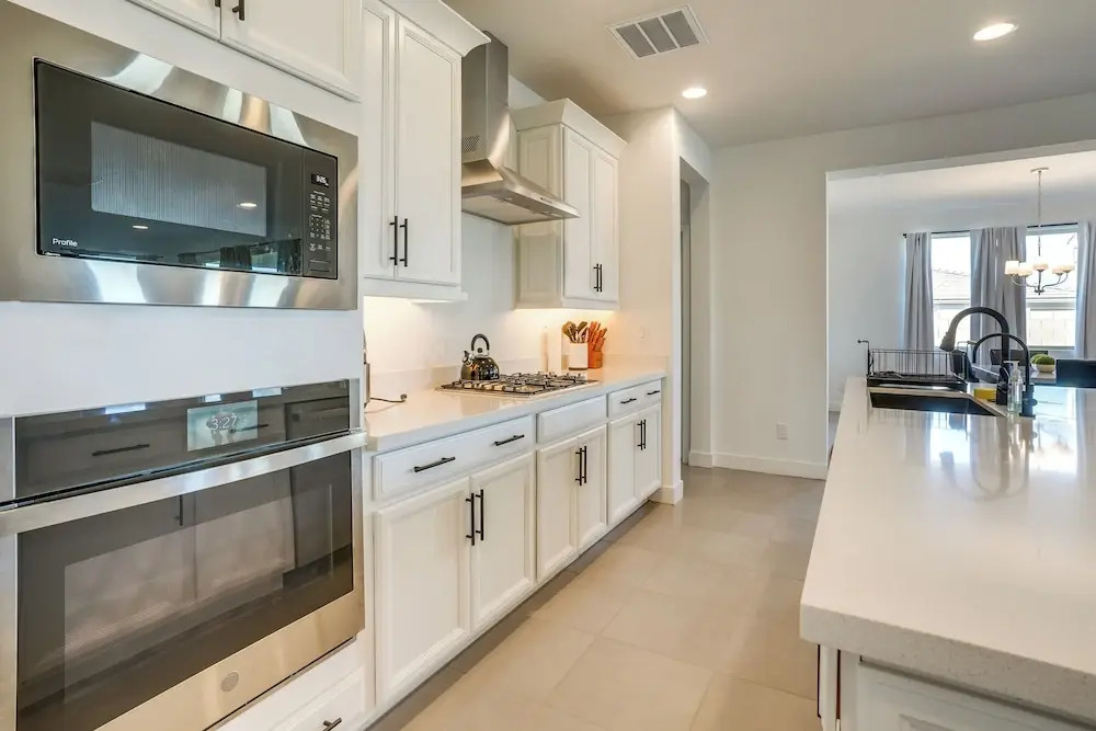 5 Mi to Westgate! Newly Built Family Retreat