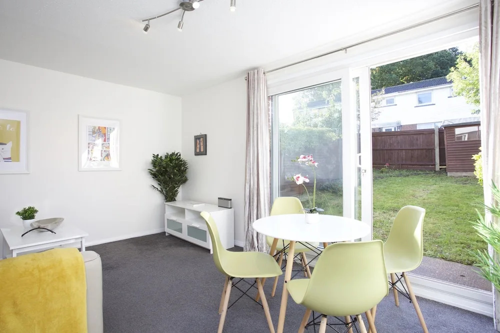 Sleek 2BD House with Garden Heart of Guildford