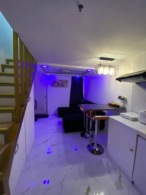 Golden Loft With Mood Lighting,stylish Staycation Loft Fast Wi-fi, Soft Couch