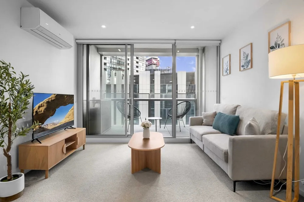 Marina-view 1-bed Apartment in Docklands