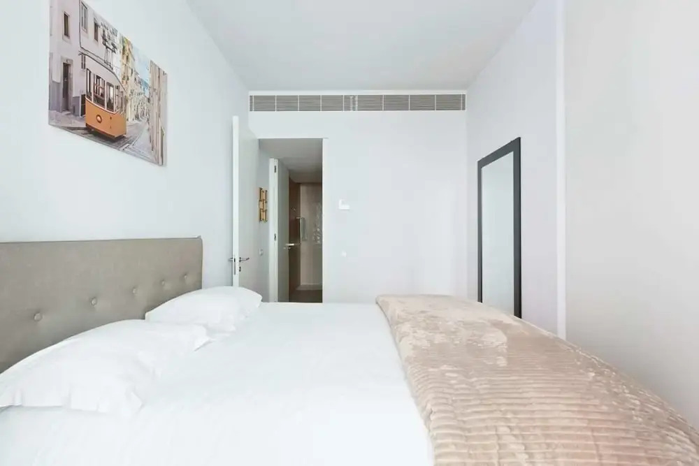 Spacious 1 Bedroom Apartment Near Baixa