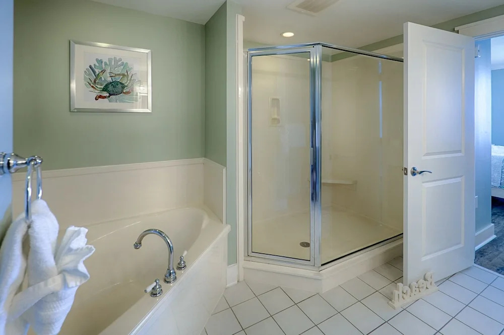 Waterscape B606 - 2 Br condo by RedAwning