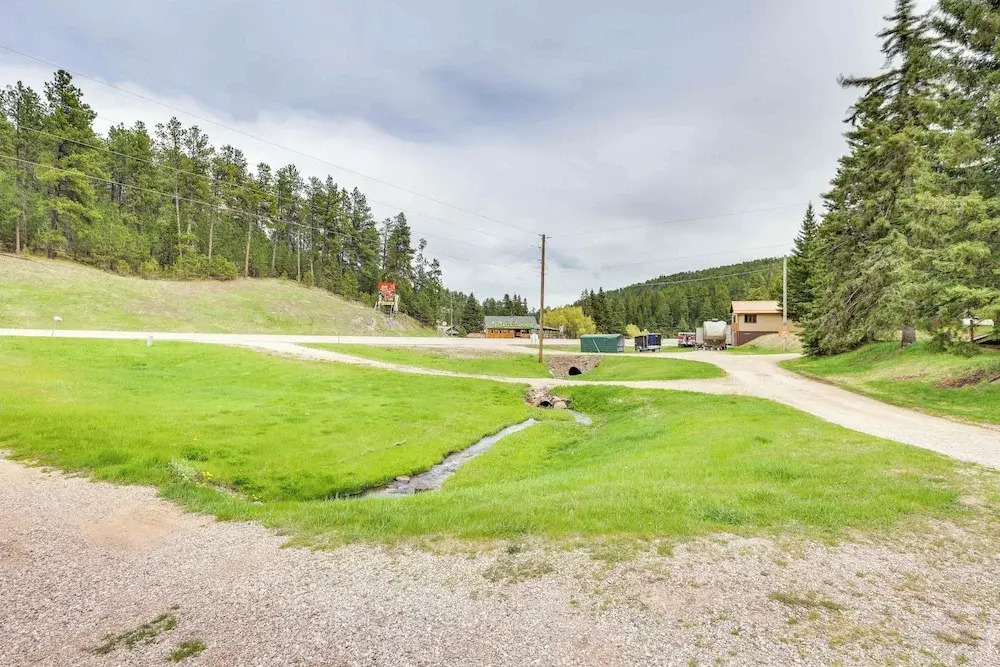 Hike, Unwind & Bring Your Pet: Deadwood Cabin!