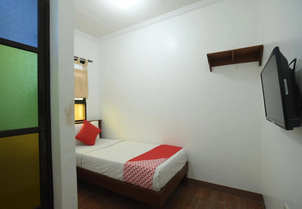 RedDoorz Plus at Balai Sofia Bed & Breakfast Batangas