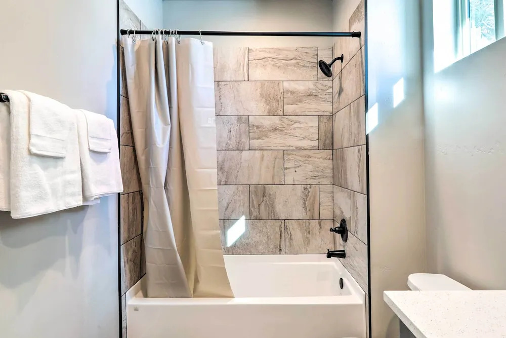 Flagstaff Getaway w/ Yard: 4 Mi to Downtown!