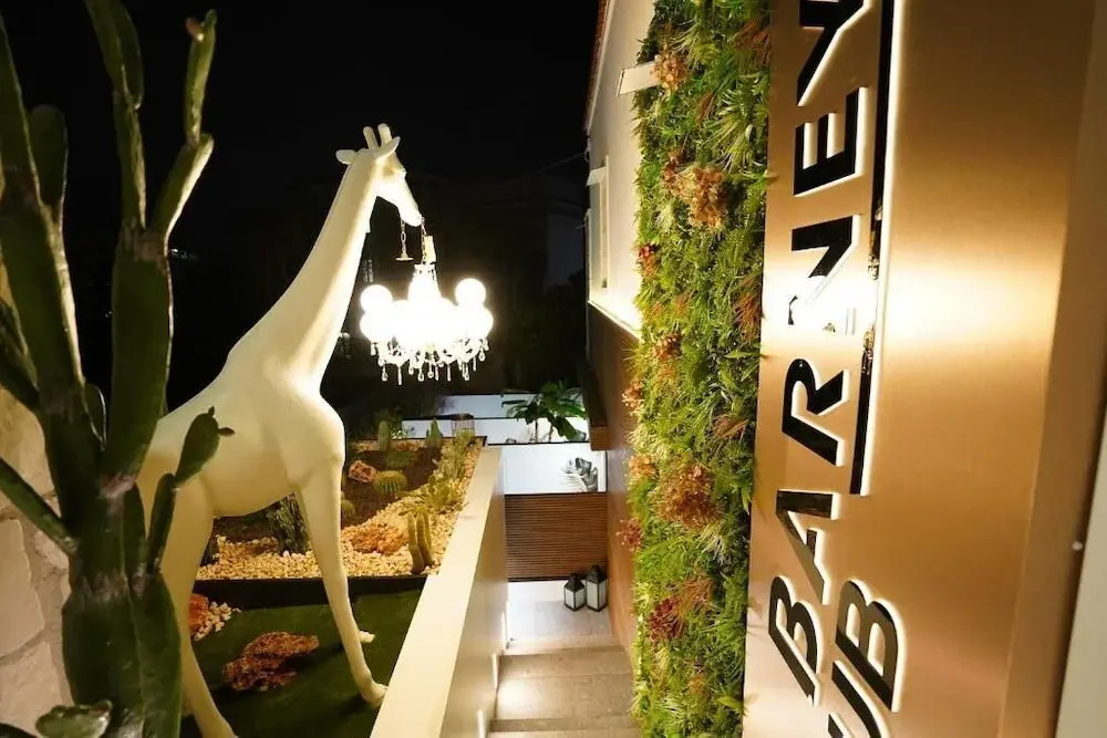 Barneys Club B&b