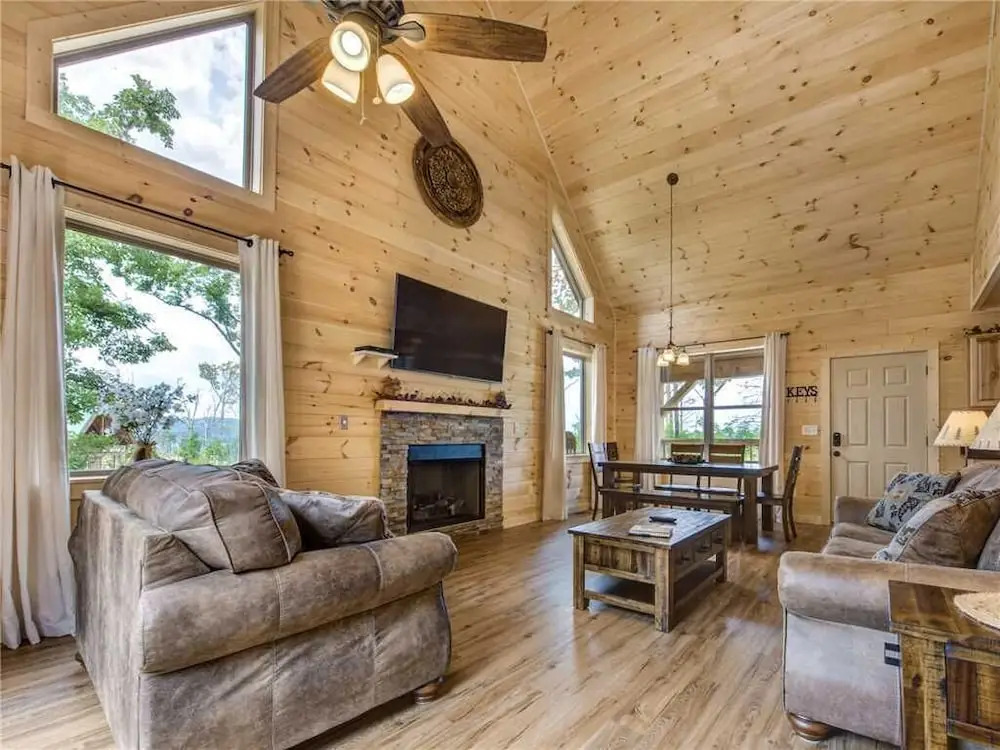 Walnut Ridge, Pool Table, 3 Bedrooms, Private, View, Hot Tub, Sleeps 11