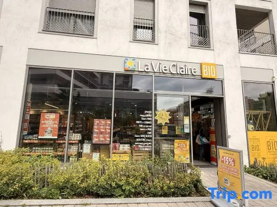 Elegant Massy Apartment near Paris and TGV/RER with 2 Parking Spaces