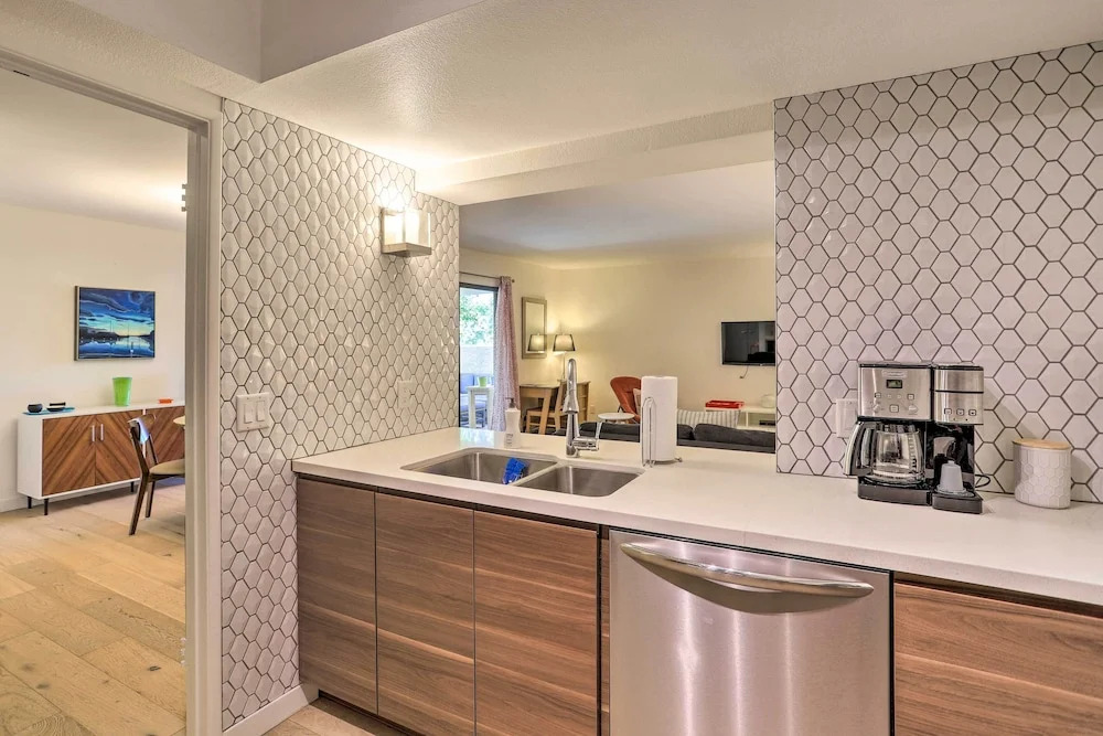 Palm Springs Hideaway w/ Resort Amenities!