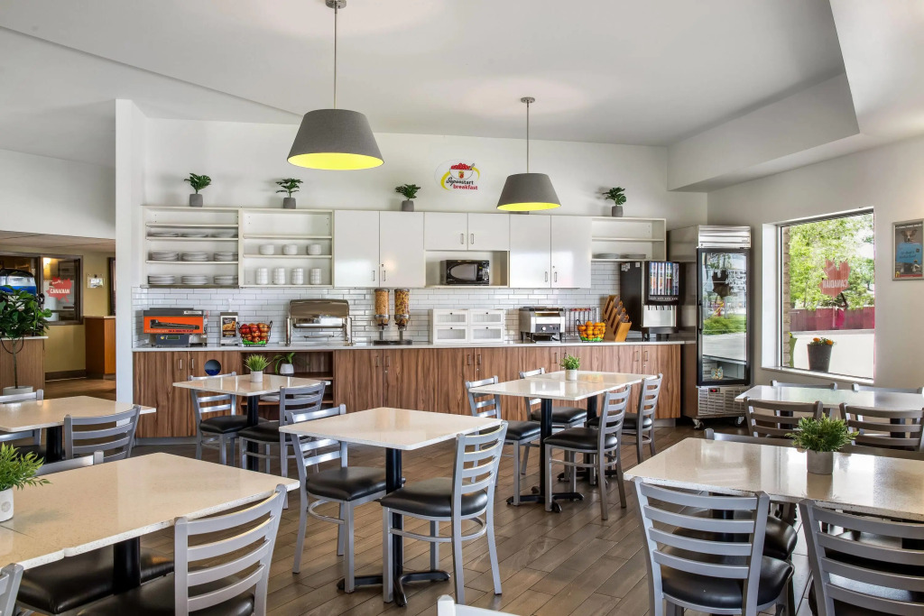 Super 8 by Wyndham Winnipeg West