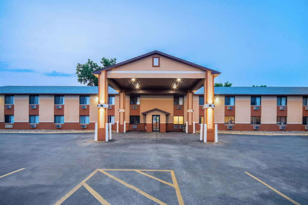 Days Inn & Suites by Wyndham Waterloo