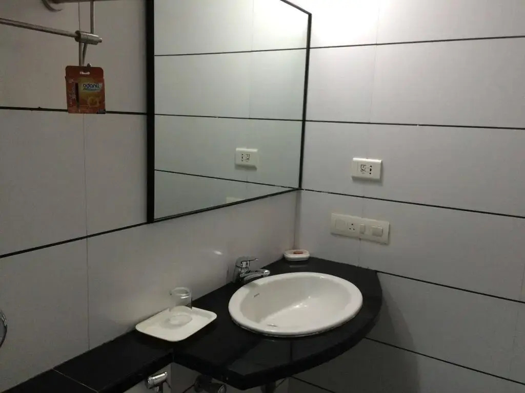 OYO Flagship 27068 The Sapphire Comfort Hotel