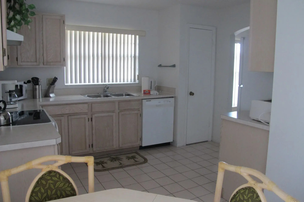 Lake View 5BR Pool Home SV79