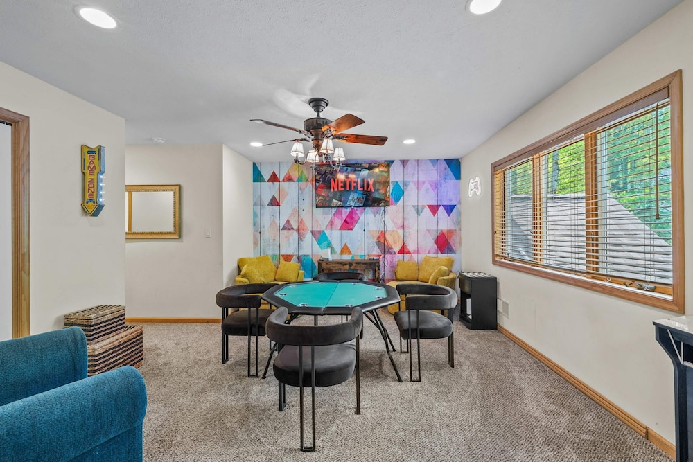 Mins2 Jfbb Split Rock With Hot Tub and Game Room