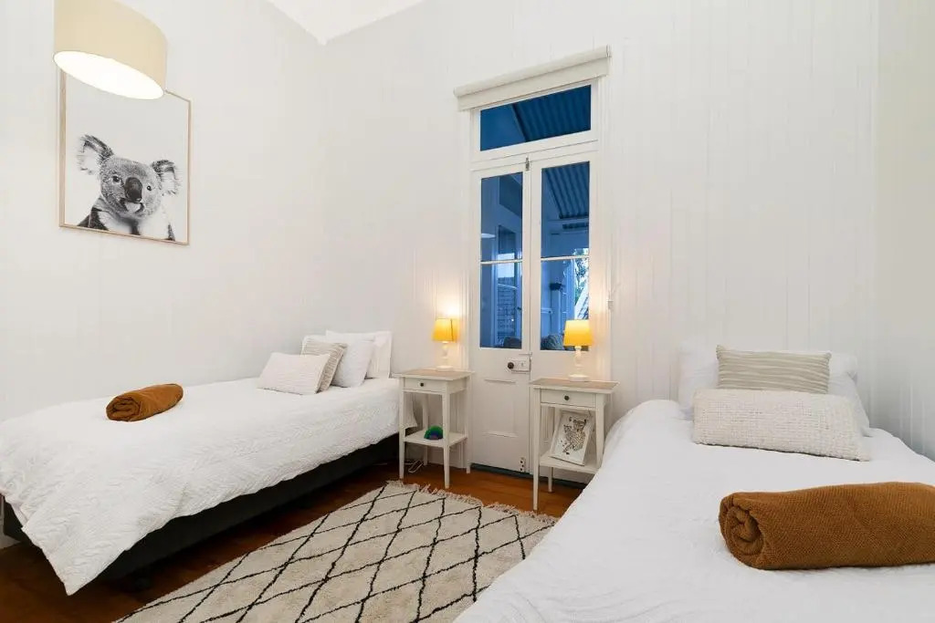 The Indooroopilly Queenslander - 4 Bedroom Family Home - Private Pool - Wifi - Netflix