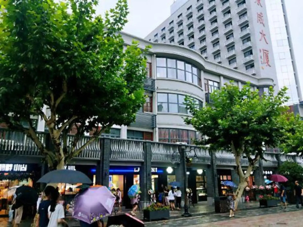 Longlin Shanju Holiday Hotel