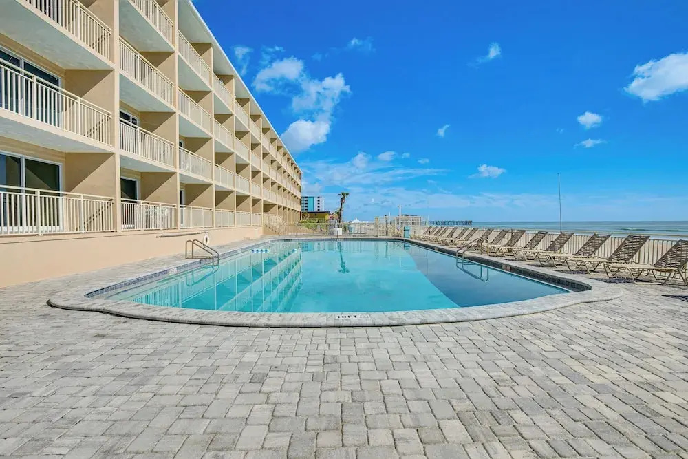 Cozy Daytona Beach Condo - Steps to Ocean!