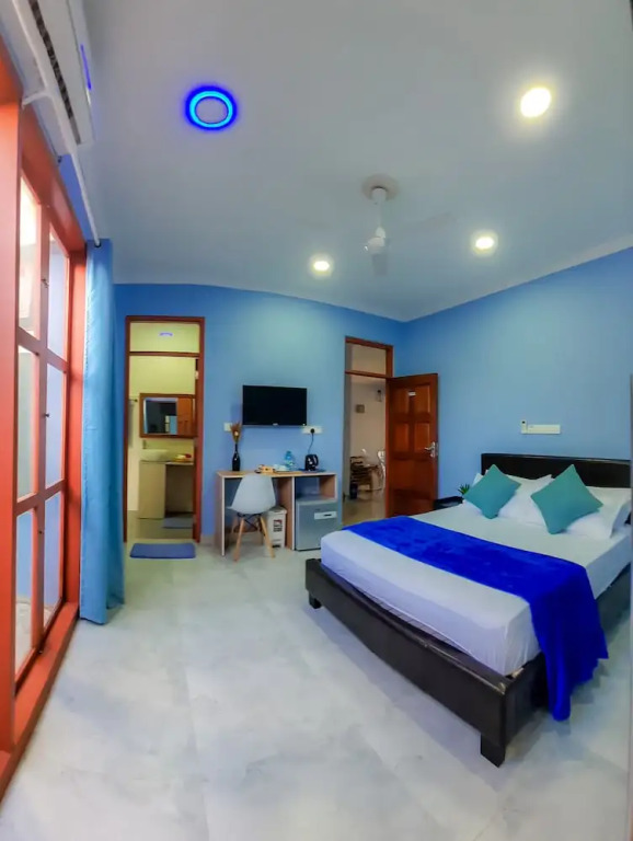 Hide Inn Blue