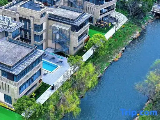 Yishu Waterfront Hotel