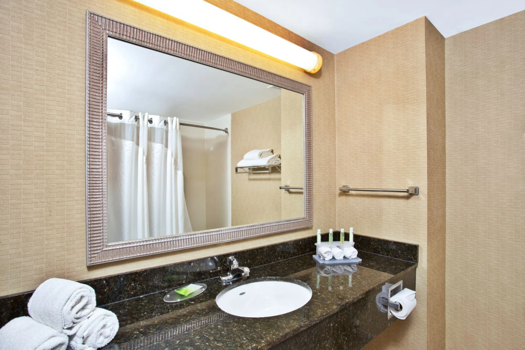 Holiday Inn Express & Suites Bradley Airport by IHG