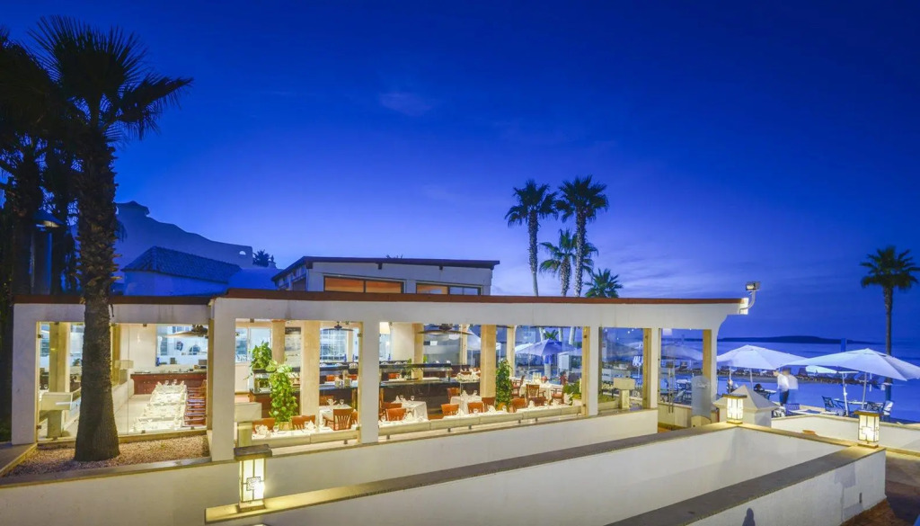 L Amphitrite Palace Beach Resort & Spa
