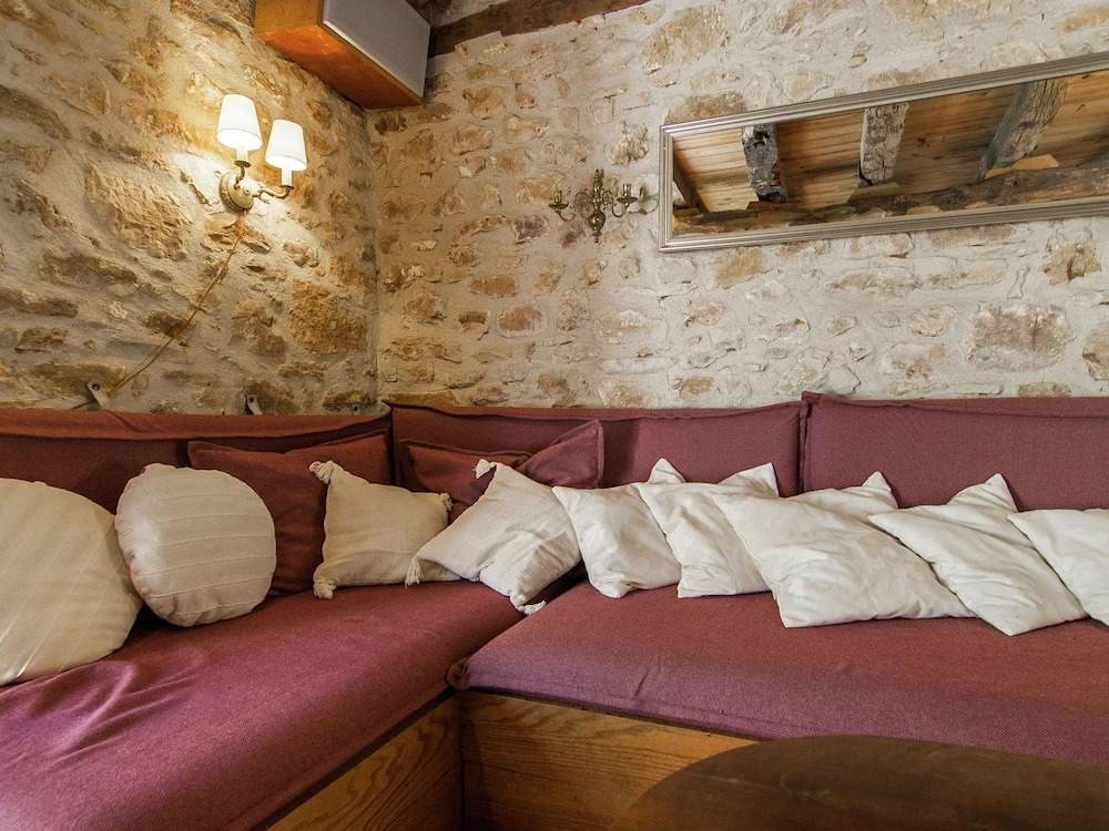 Spacious Farmhouse with private garden in Saint-Cybranet