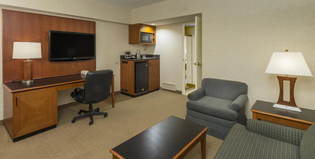 DoubleTree Suites by Hilton Hotel & Conference Center Chicago-Downers Grove