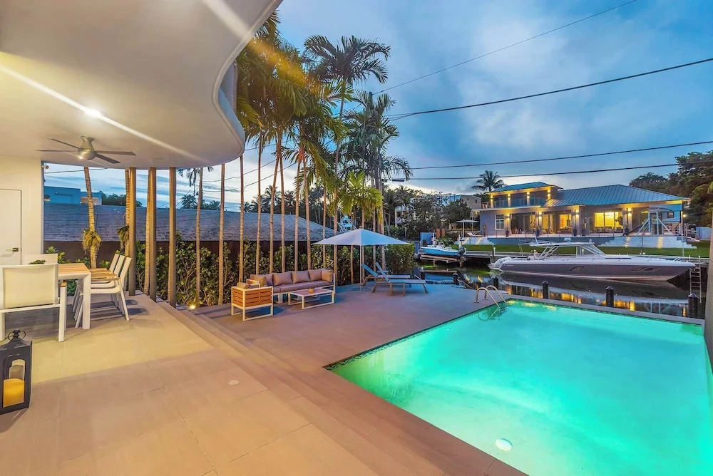 Villa Haven by Rove 4BR Waterfront W/pool & Gym