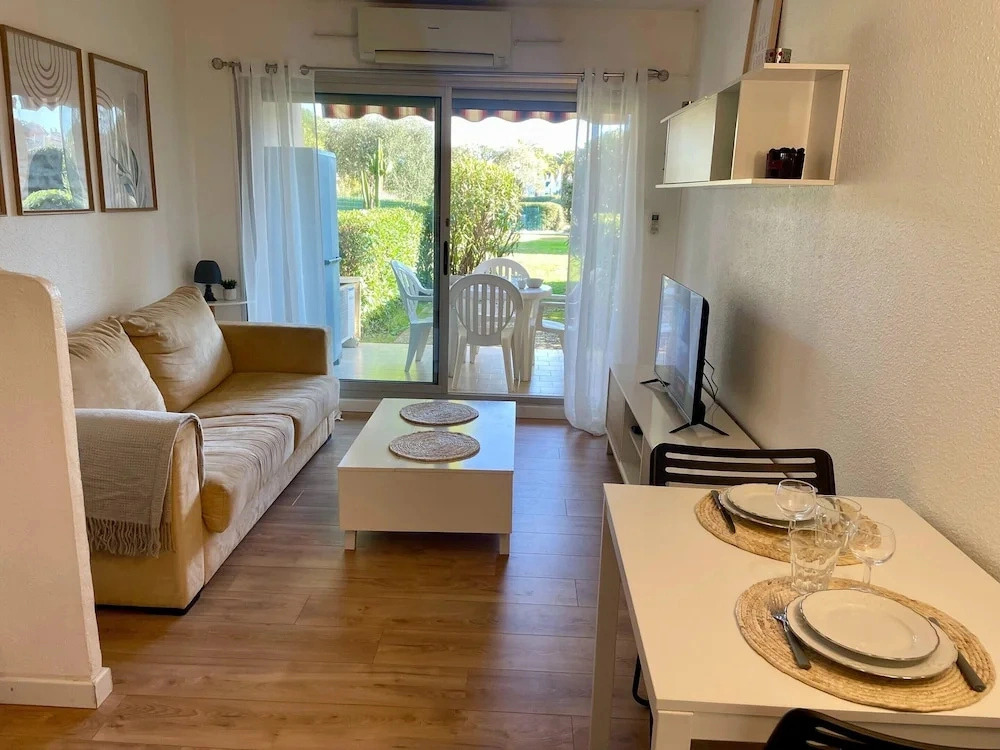 Apartment With Garden and Pool Access
