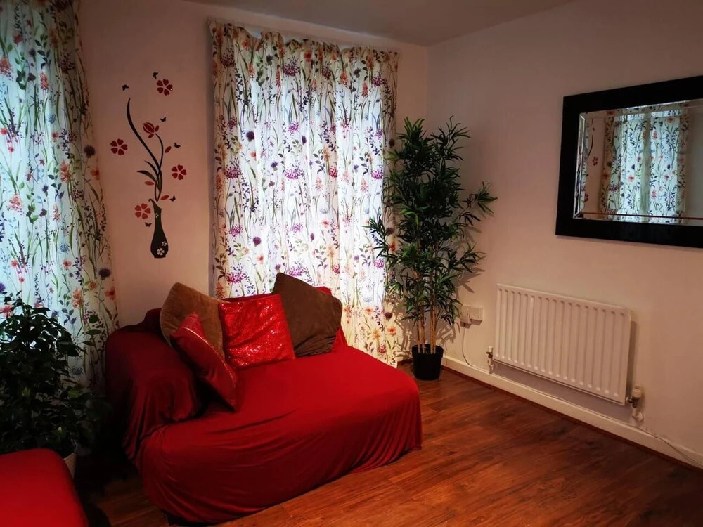 London - 2 Bed Flat - Sleeps 4 - Parking - Wifi
