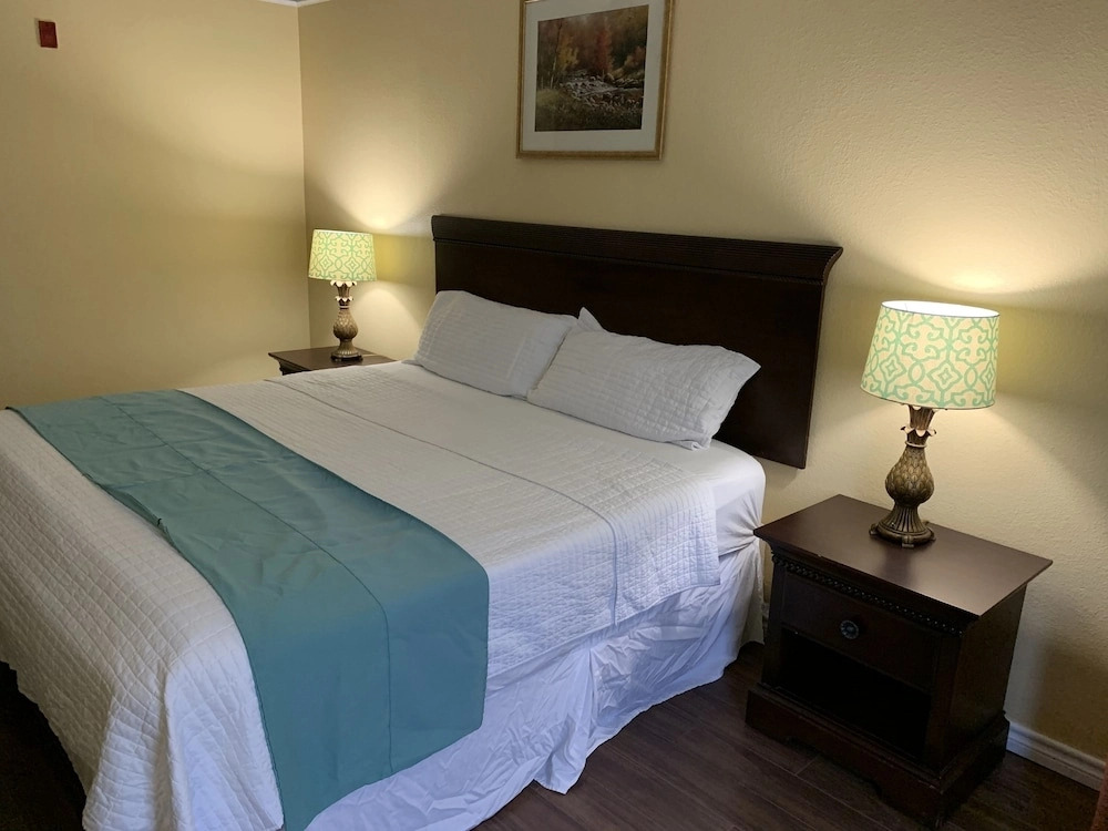 Deluxe Inn & Suites
