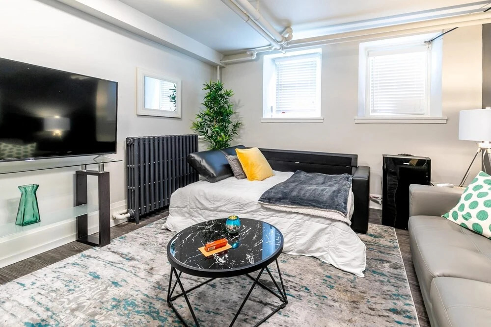 2BR Apt w Netflix- In the Heart of DT Hamilton