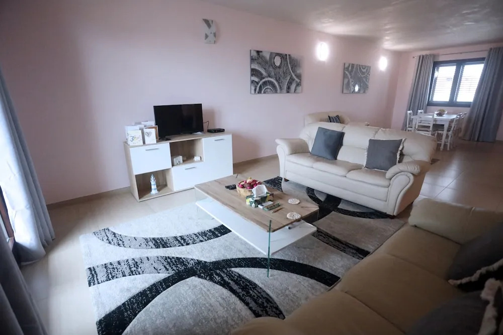 House - Sleeps 4 - Private Patio - Parking