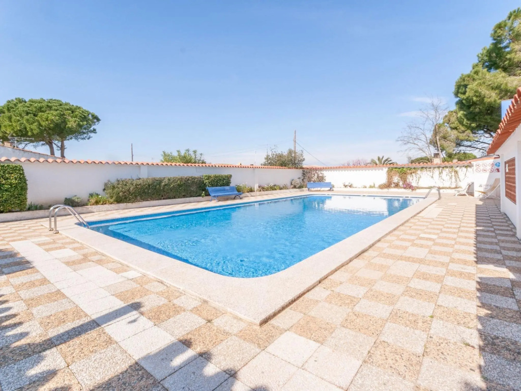 Lovely Holiday Home in l'Escala with Fenced Garden