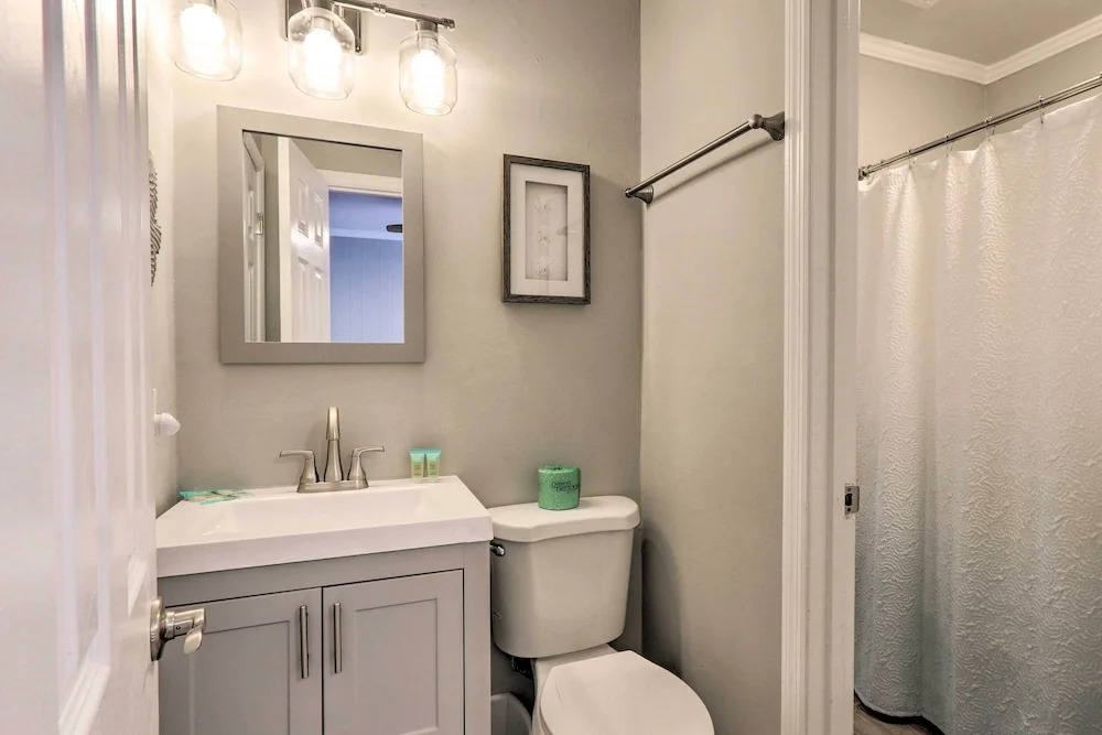 Hilton Head Island Condo w/ Beach Supplies + Pool!