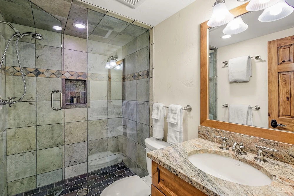 Snowmass 2BR Getaway Pool, Hot Tub & Ski Access - D2 by RedAwning
