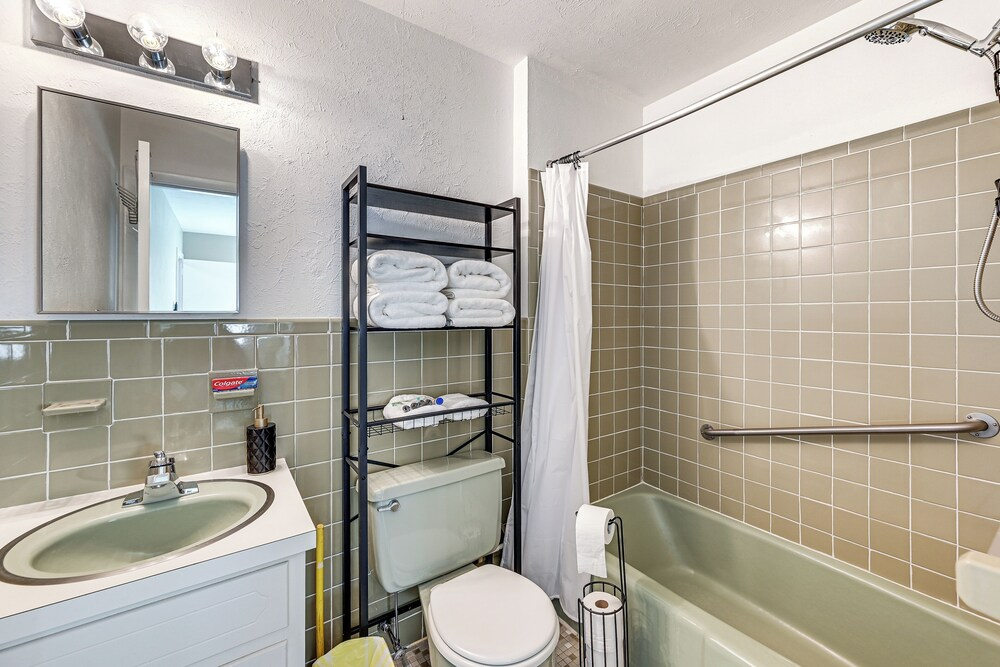 2 Blocks to Beach & Boardwalk: Ocean City Condo