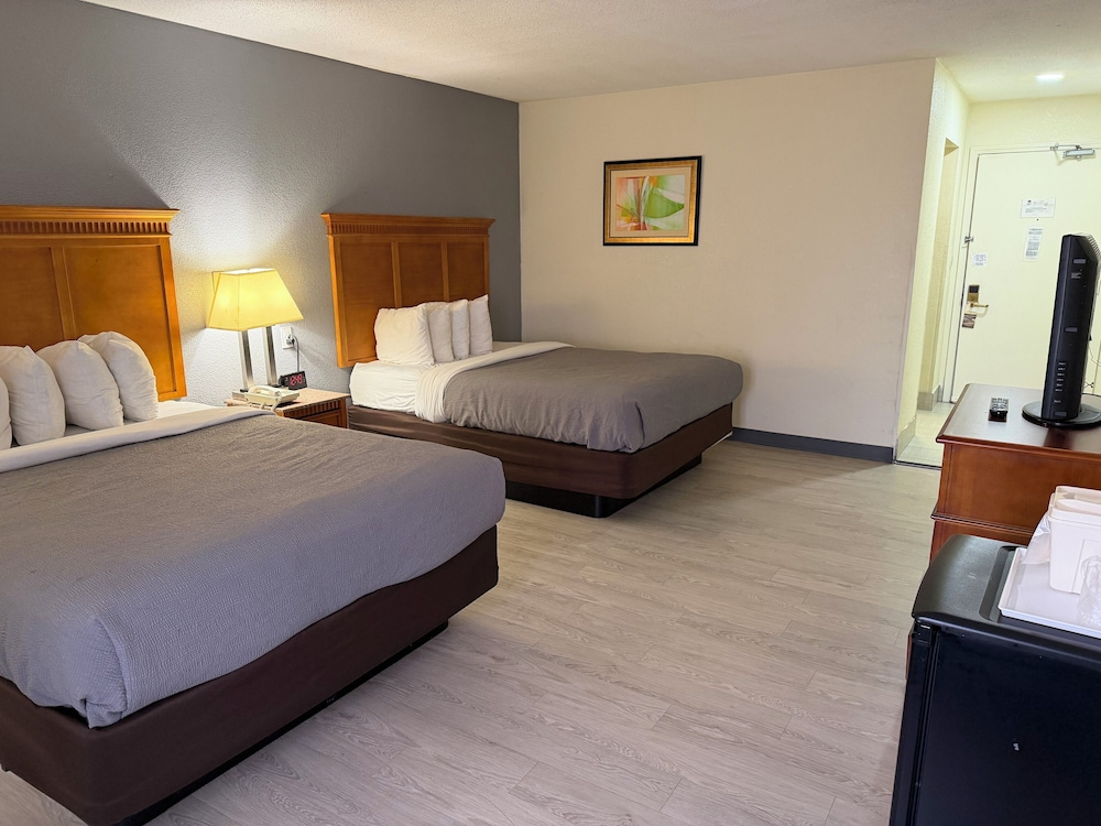 Lafayette Inn & Suites