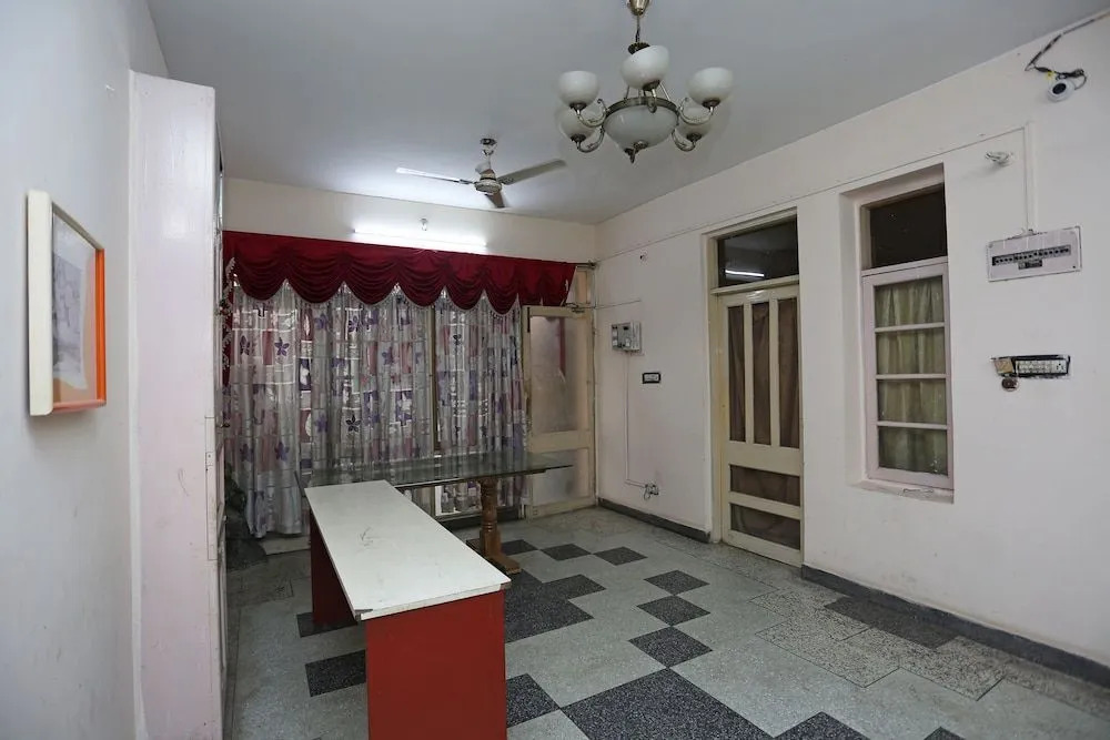 OYO 10674 Hotel Royal Inn