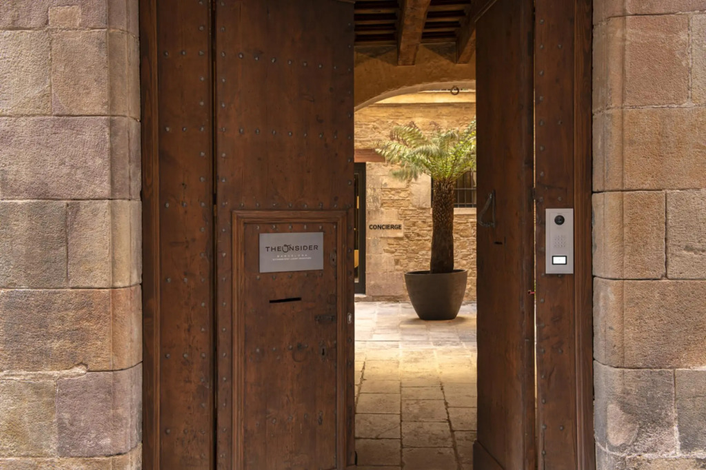 Premium apartment in El Gótico with 3 bedrooms and 3 bathrooms, two of them en suite.