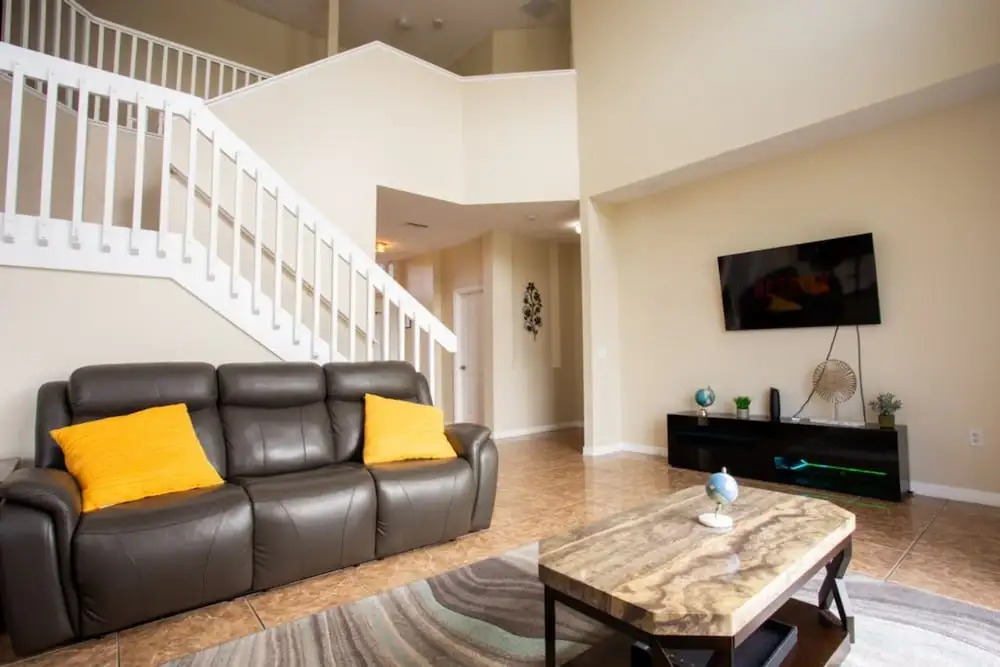 Cheerful 5 bed - 4 Bath Spacious Home