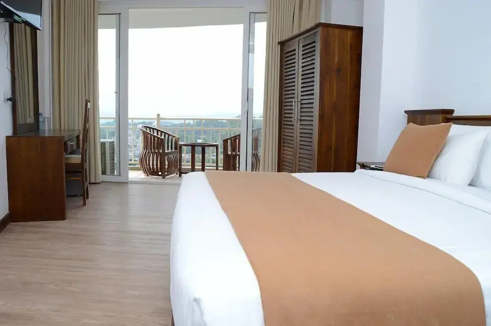 360 Lake View Hotel