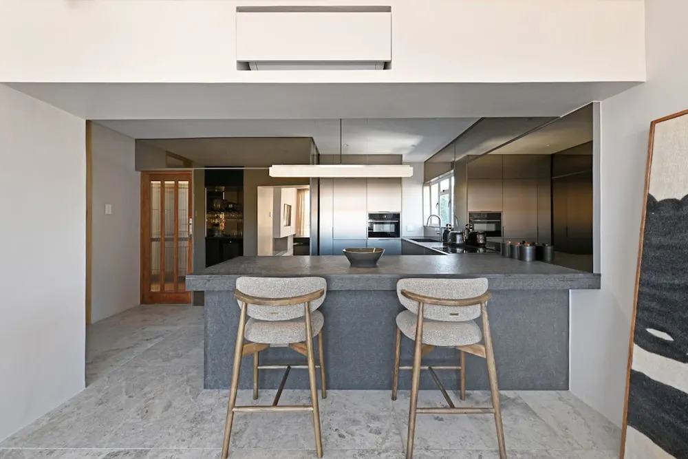 Elegant One Bed Sea Point Mountain Views