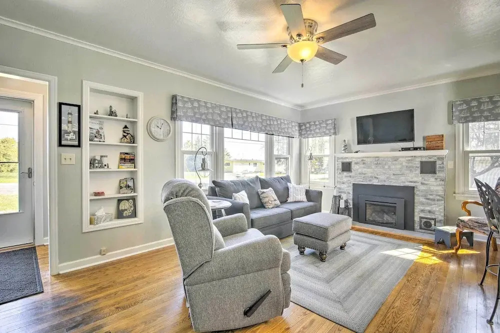 Modern Sturgeon Bay Home by Potawatomi State Park!