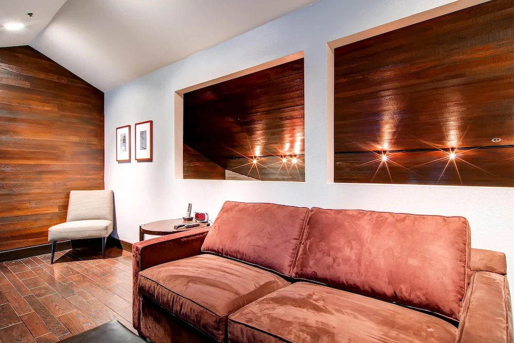LAKESIDE 1629 townhouse