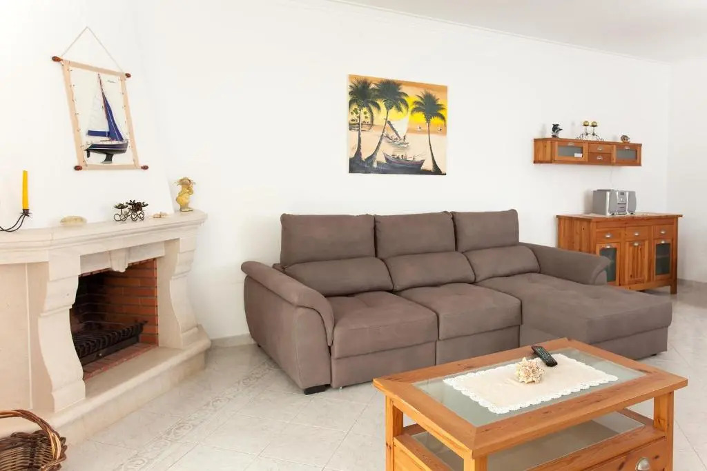 Os Apartamentos A Ramos na Praia da Galé Estão inserido em Condomínio com PISCINA, Fica apenas a 350 Metros da Praia da Galé - Apartamentos com Ar Condicionado tanto nos Quartos como na Sala, Smart TV com Prime Vídeo e Cozinha Completa