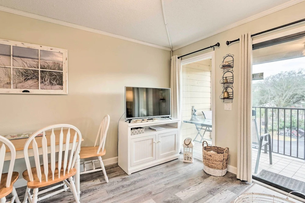 Resort Condo: Pools, Gym, Bar & Beach Access!