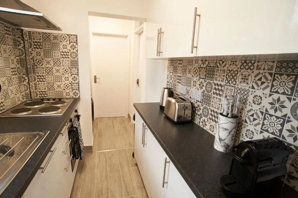 Doctors lane Stylish 3 Bedroom contractor Family House with Parking