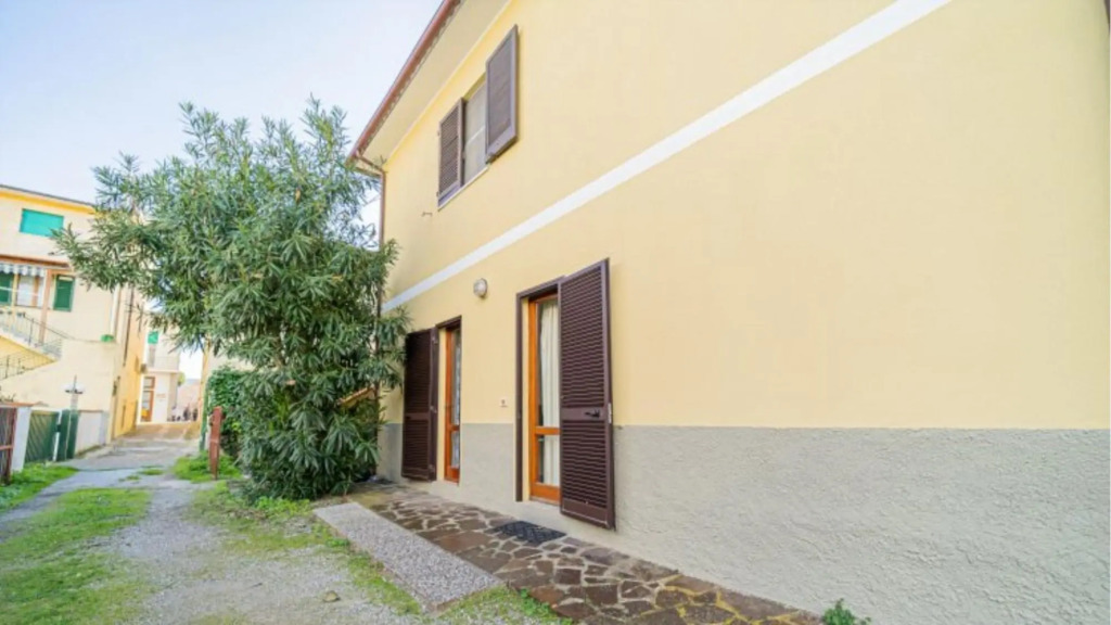 Girasoli in the center of Marina di Campo with private parking and outdoor space-I GIRASOLI