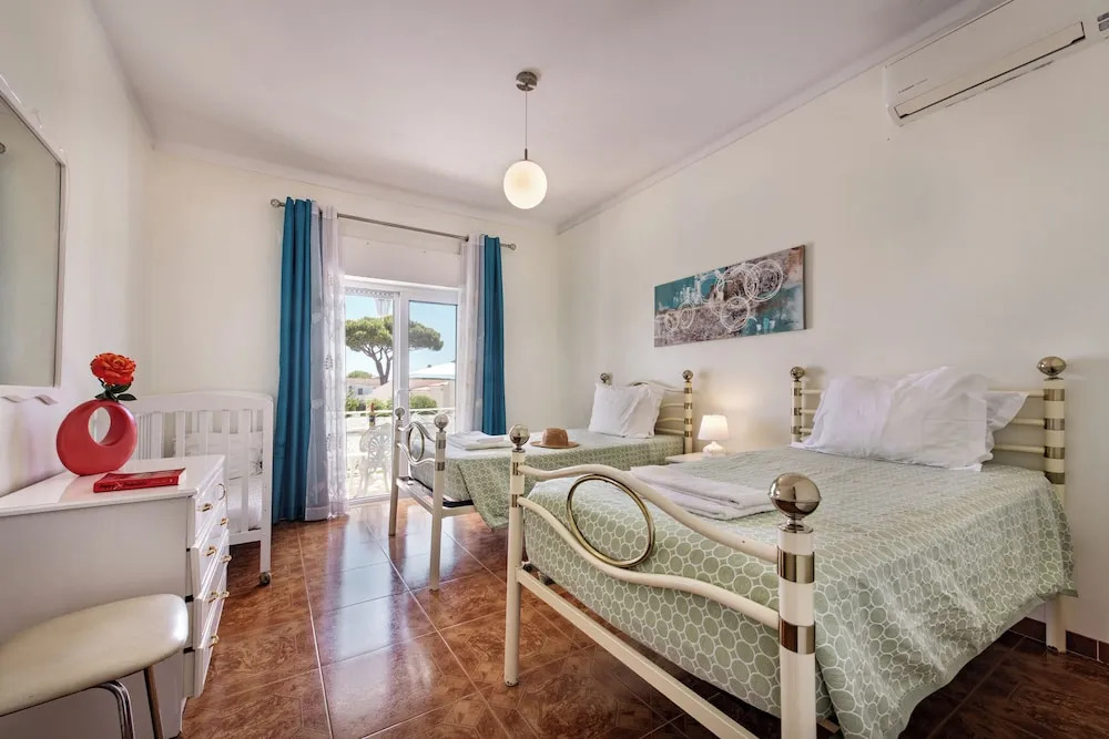 Charming Villa With Private Pool in Vibrant Vilamoura, Free AC and Wifi